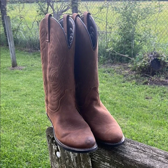 Brown Heeled Boots with Timeless Western Style - Picture 6 of 7